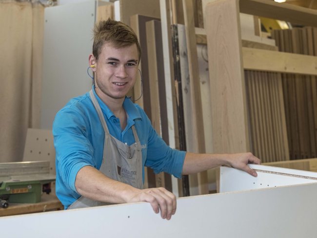 Mitarbeiter der Prader Meistertischlerei in der Werkstatt in Waidbruck