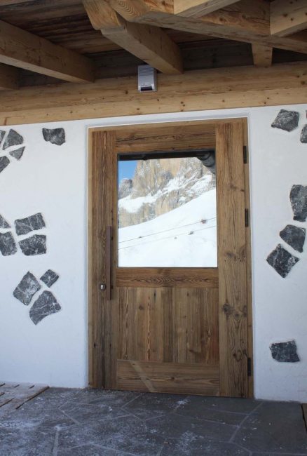 Haustür aus Holz und quadratischer Scheibe