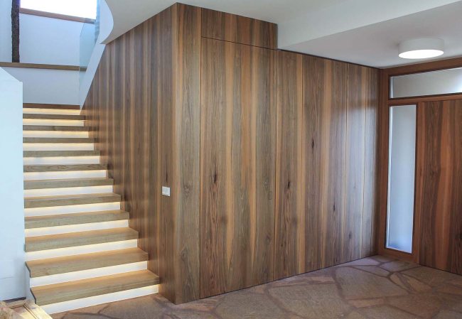 Treppe und Wandschrank aus Holz