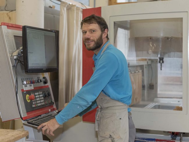 Mitarbeiter der Prader Meistertischlerei in der Werkstatt in Waidbruck